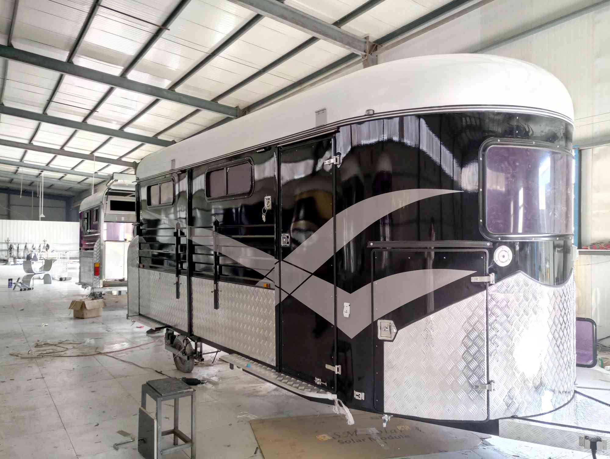 Deluxe-Pferdepose für 3 Pferde