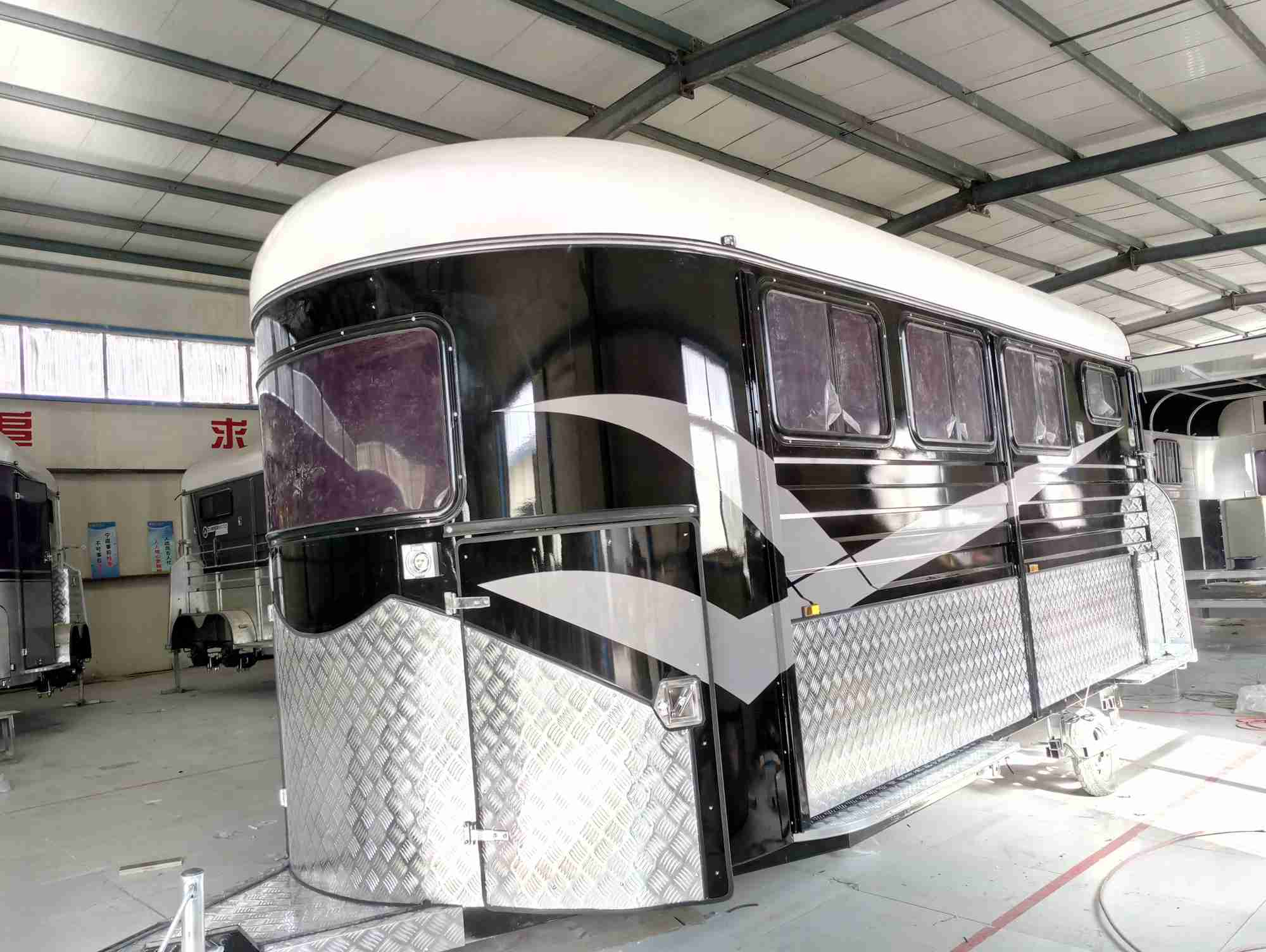 Deluxe-Pferdepose für 3 Pferde