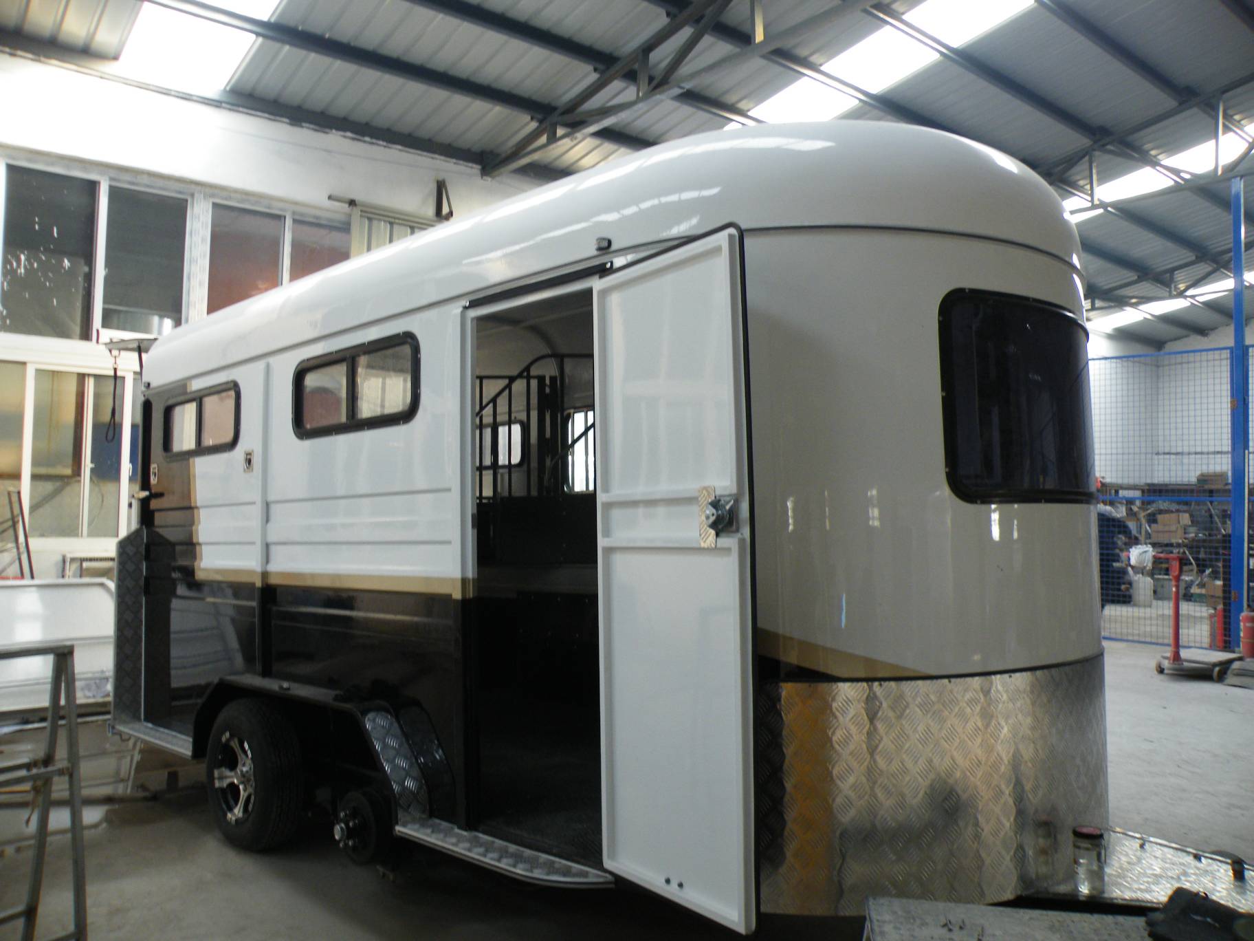 Verlängerter Winkellast-Pferdewagen für 2 Pferde