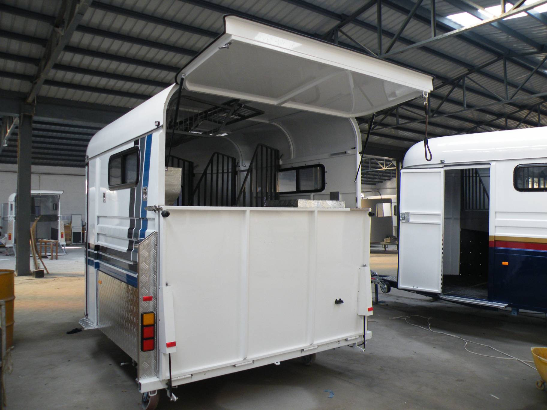 Verlängerter Winkellast-Pferdewagen für 2 Pferde