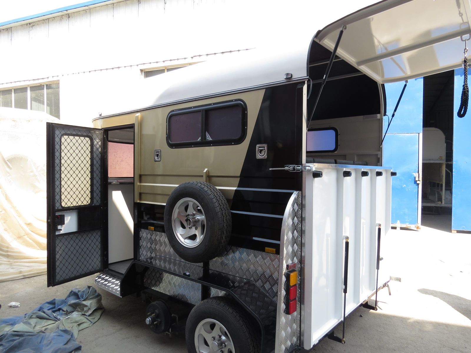 Deluxe-Pferdepose für 2 Pferde