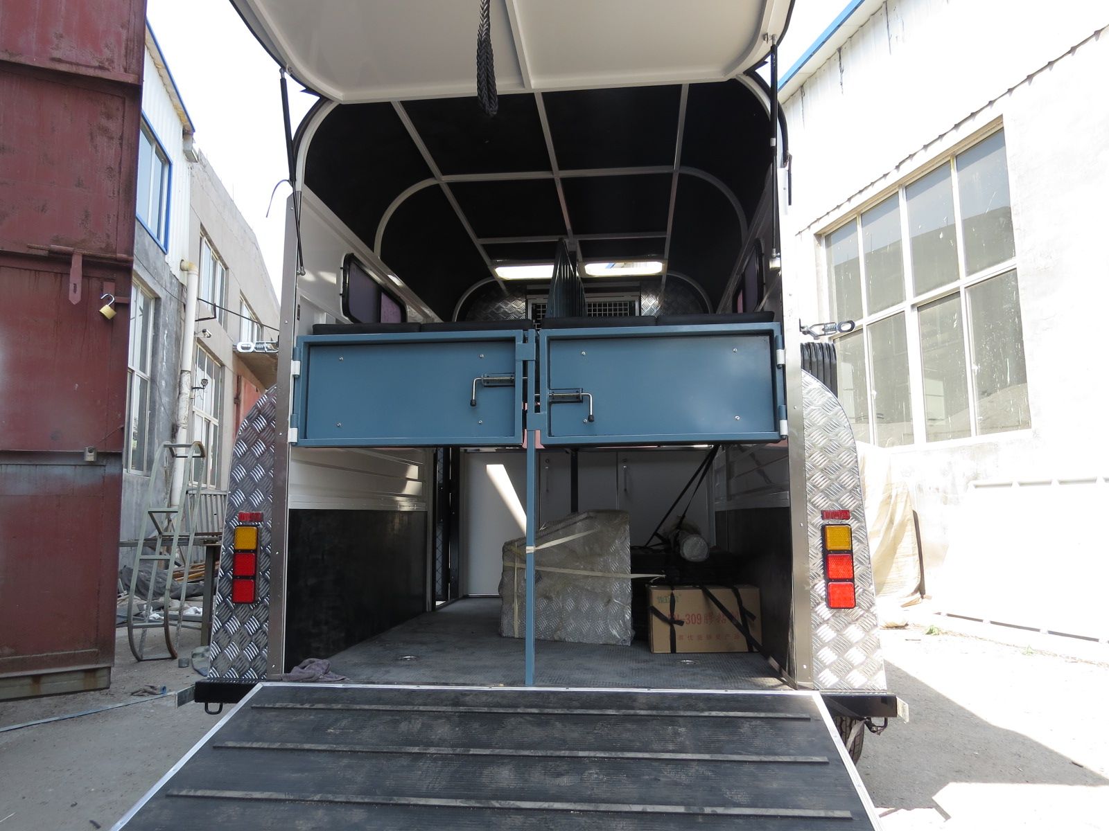 Deluxe-Pferdepose für 2 Pferde