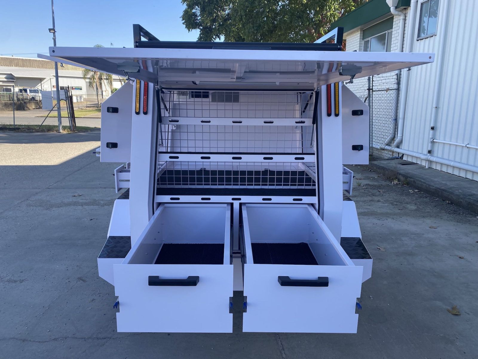 Einachsiger großer Handwerkeranhänger