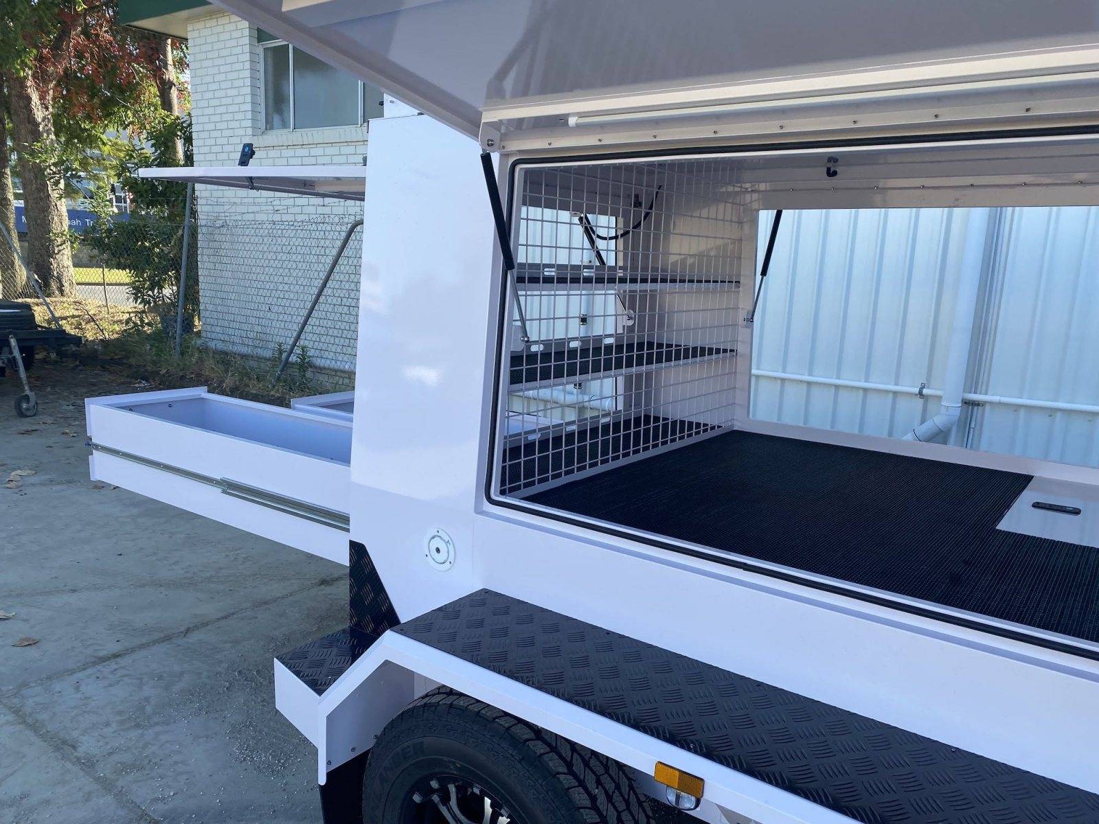 Doppelachsiger großer Handwerkeranhänger