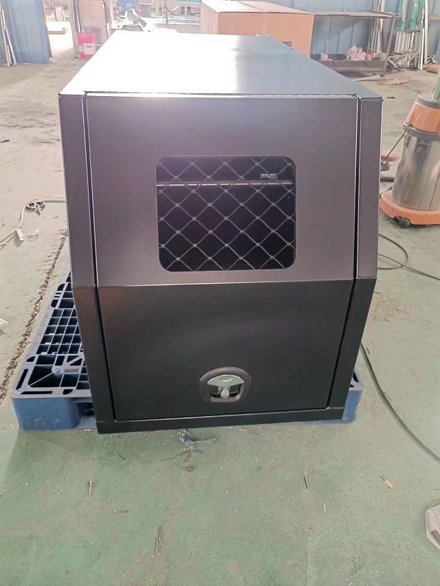 Ute-Baldachin aus schwarzer Legierung mit Hundebox