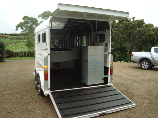 Deluxe Typ 2 Horses Angle Load Horse Trial