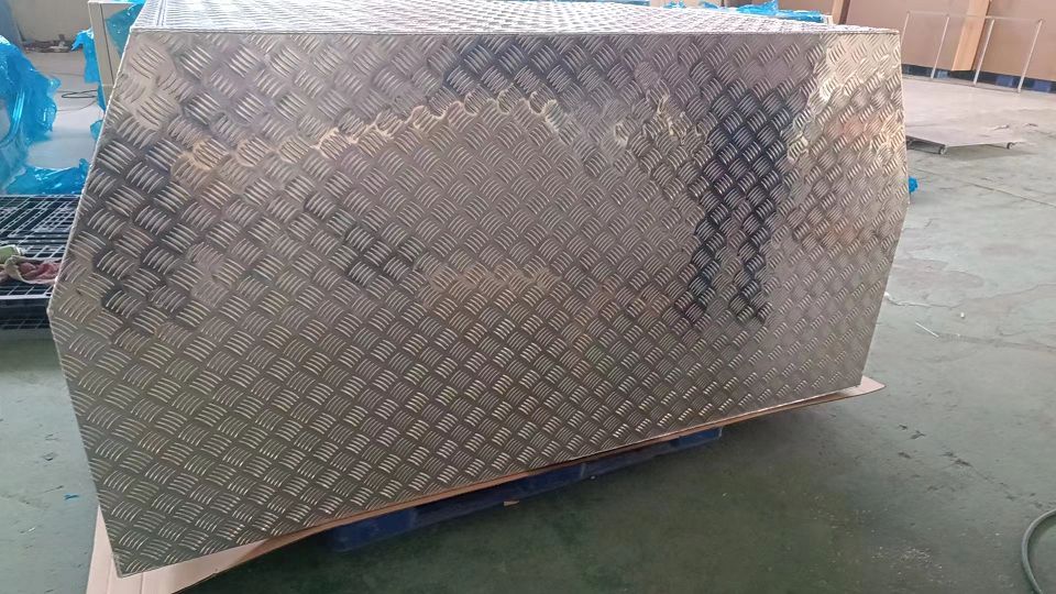 Ute-Baldachin mit Hundebox