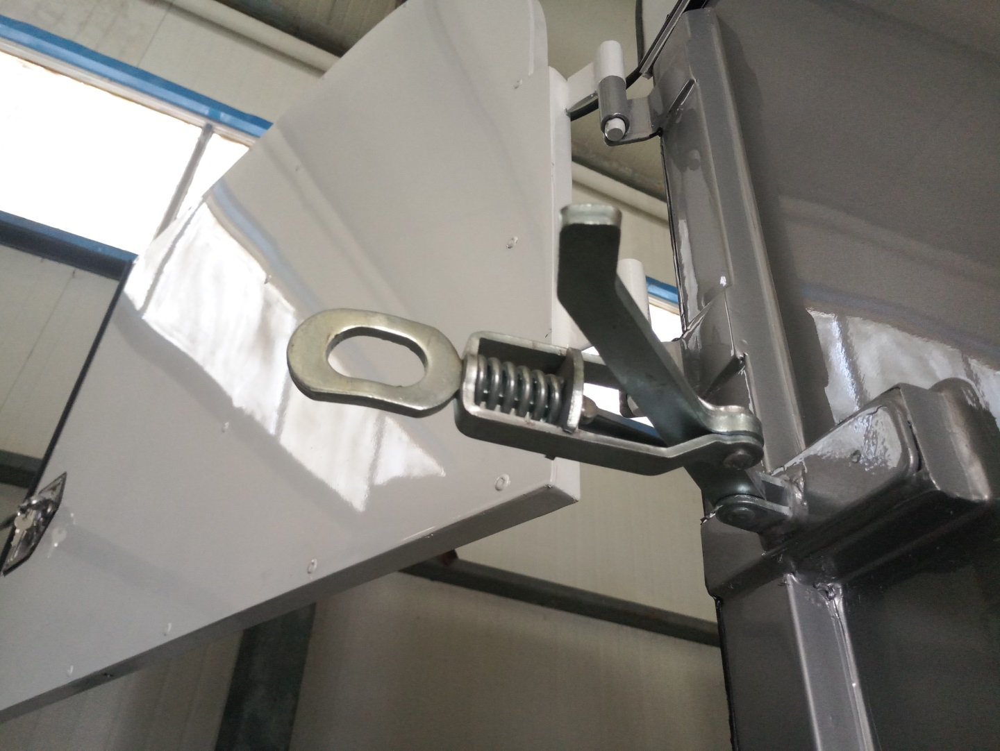 Standard-Pferdeanhänger für 2 Pferde mit gerader Ladung