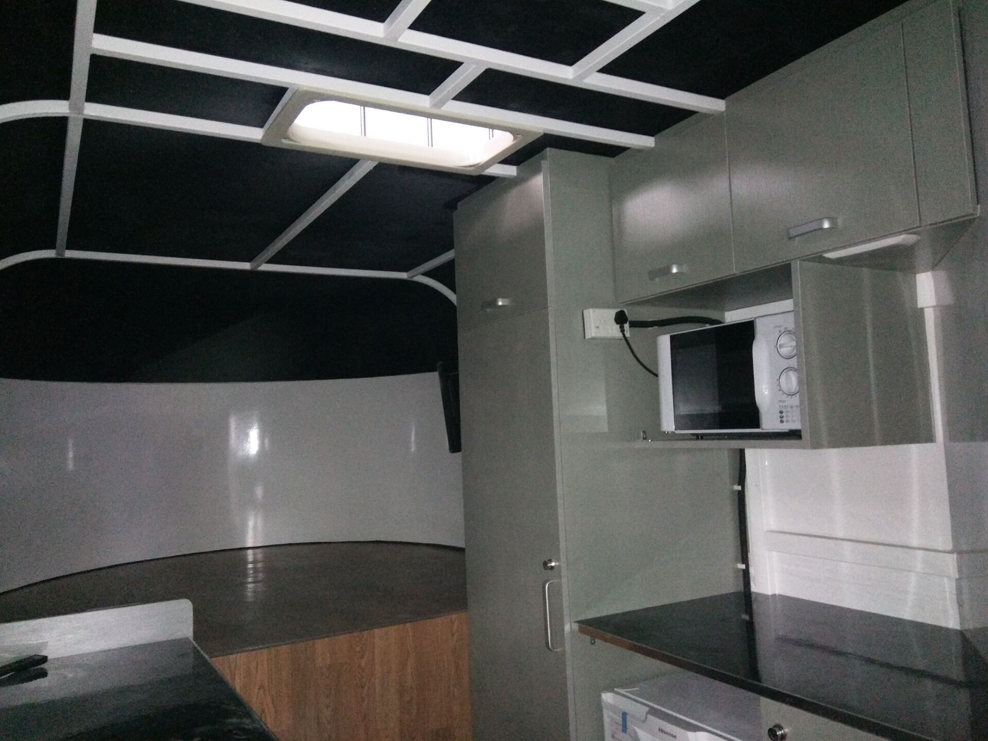 Maßgeschneiderter Pferdeanhänger mit quadratischer Front