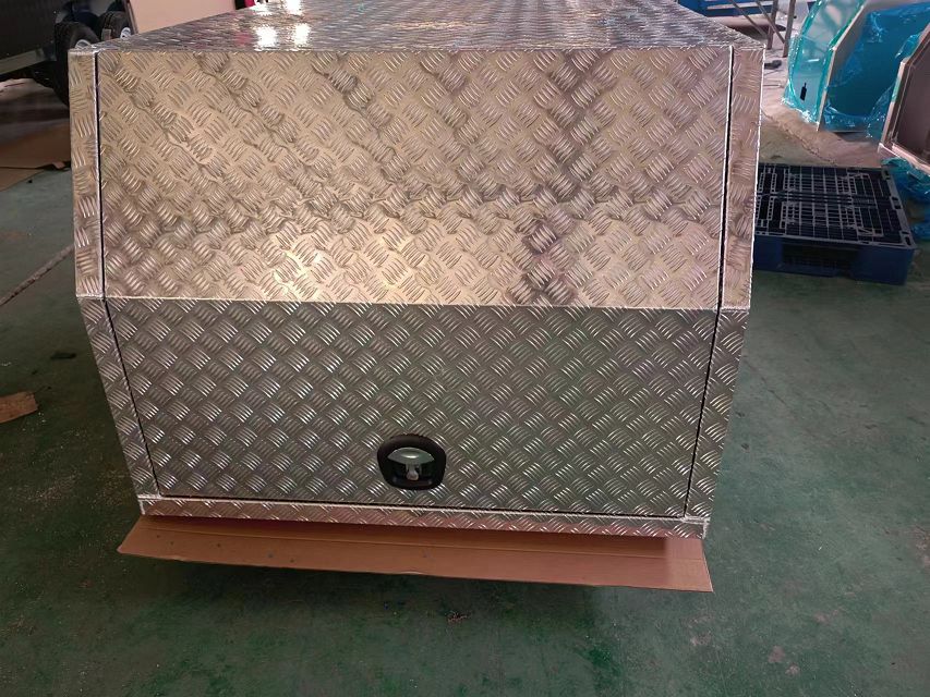 Ute-Baldachin mit Hundebox