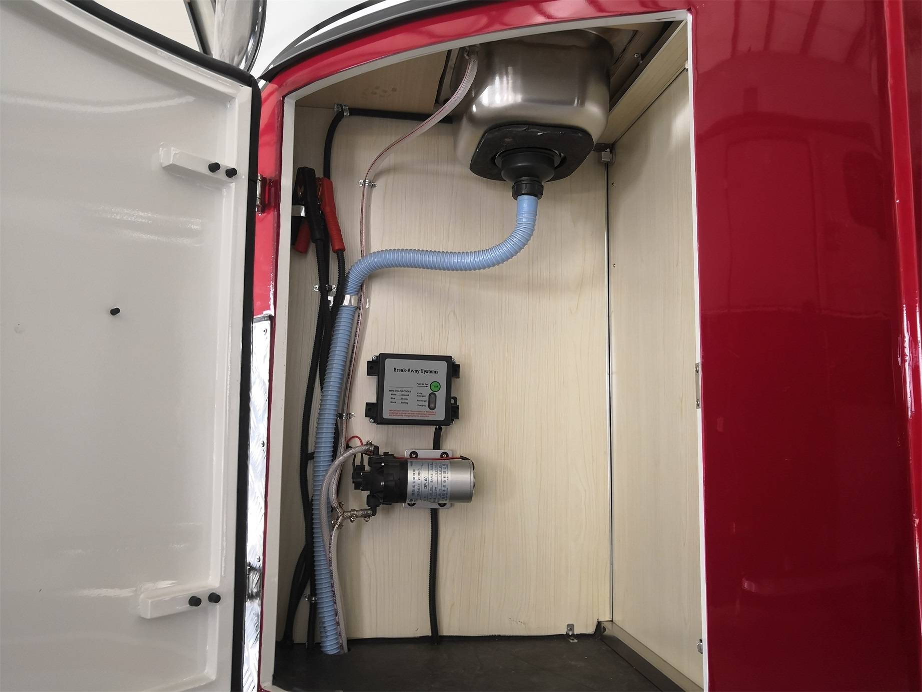 Standard-Pferdeanhänger mit Winkellast für 3 Pferde