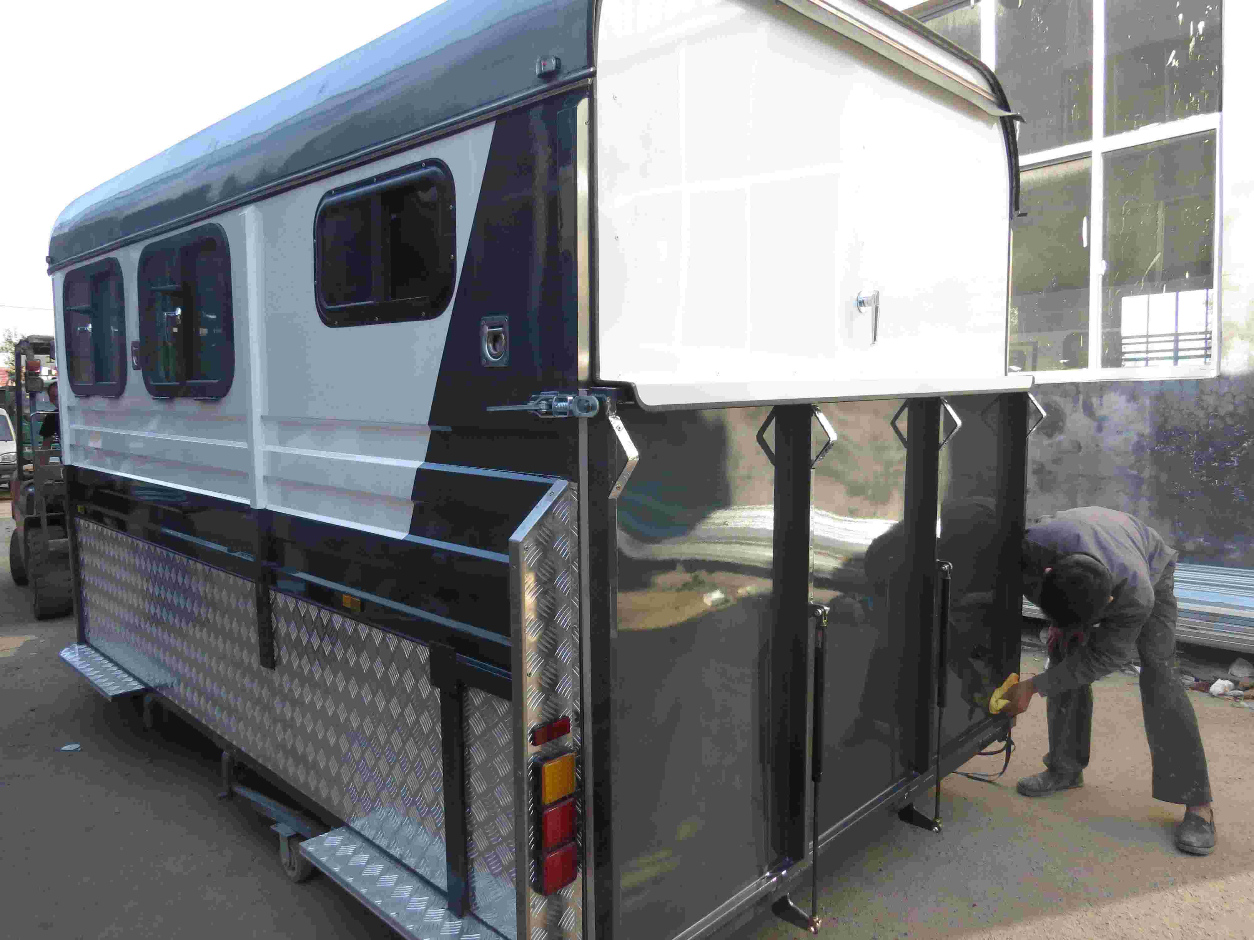 Standard-Pferdeanhänger mit Winkellast für 3 Pferde