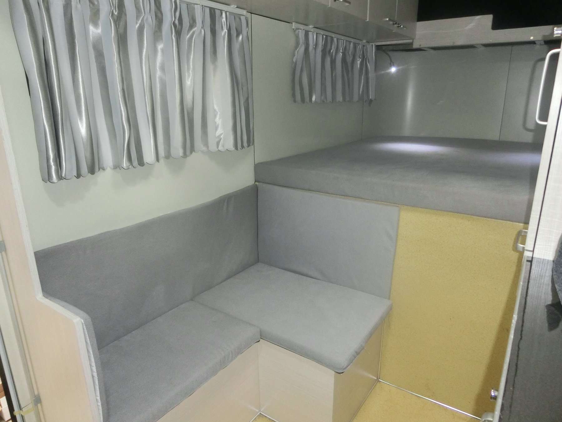 Maßgeschneiderter Pferdeanhänger mit quadratischer Front