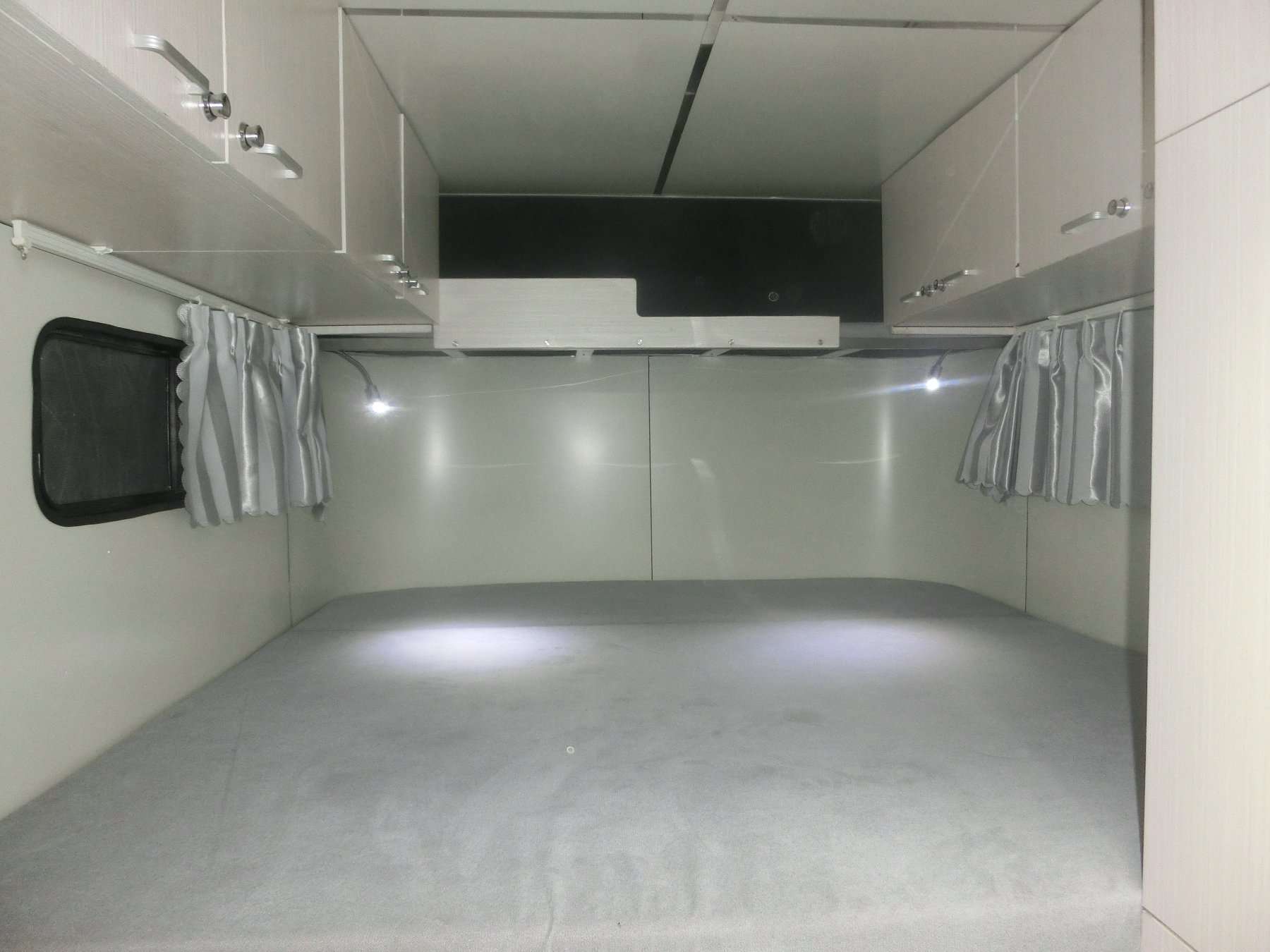 Maßgeschneiderter Pferdeanhänger mit quadratischer Front