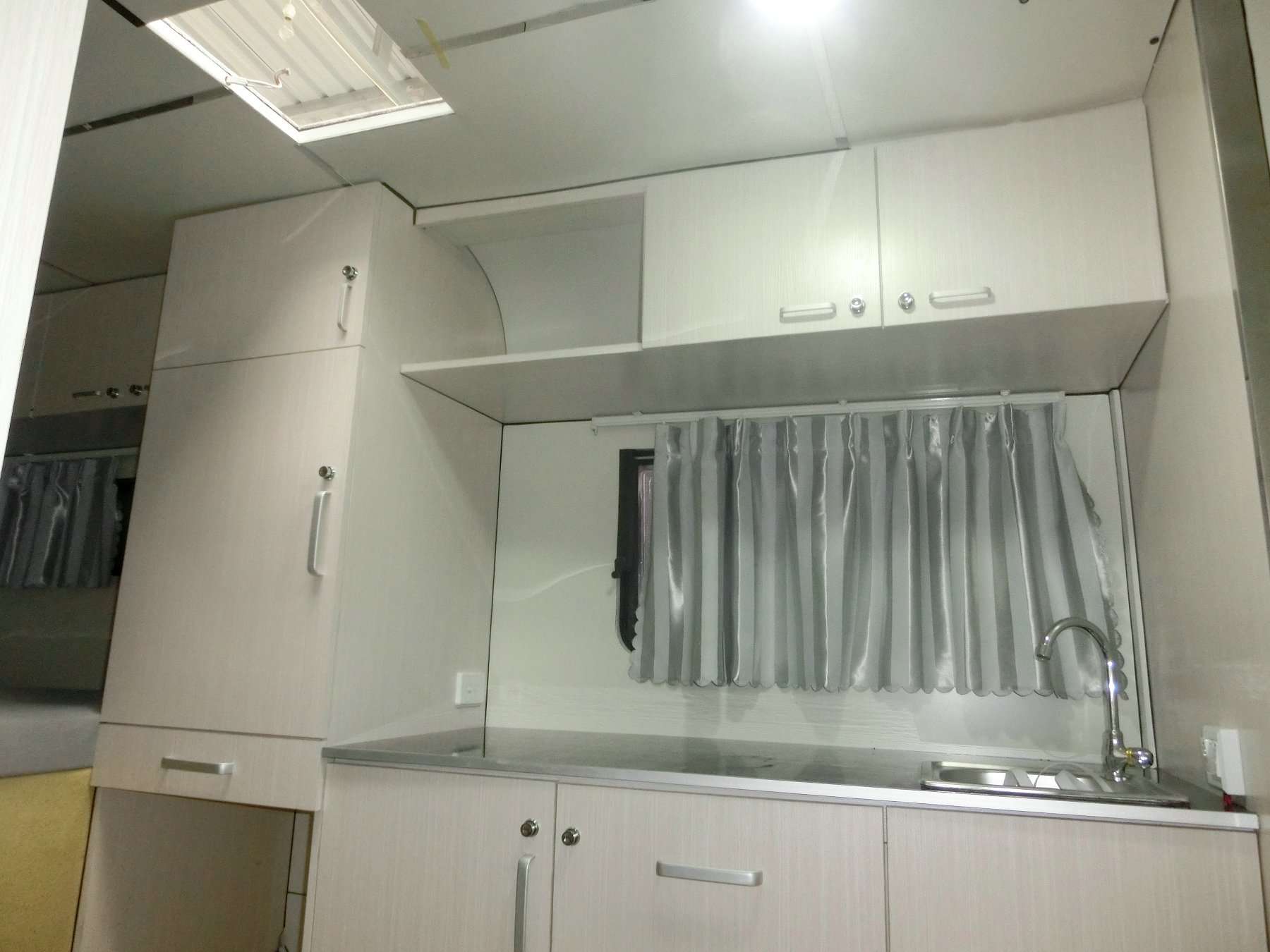 Maßgeschneiderter Pferdeanhänger mit quadratischer Front