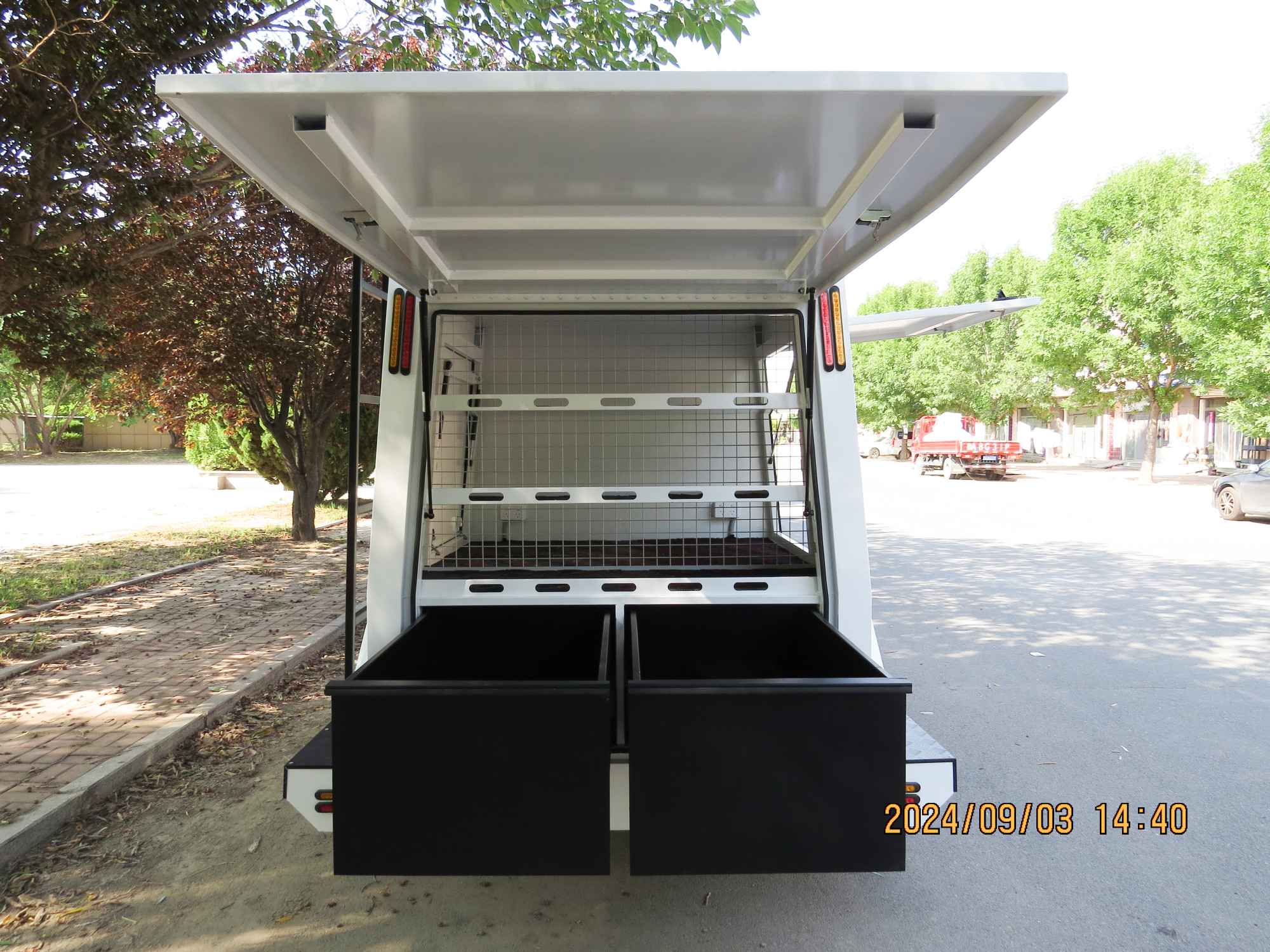 Einachsiger großer Handelsanhänger