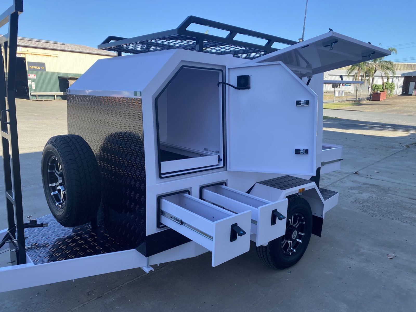 Einachsiger großer Tradie-Anhänger