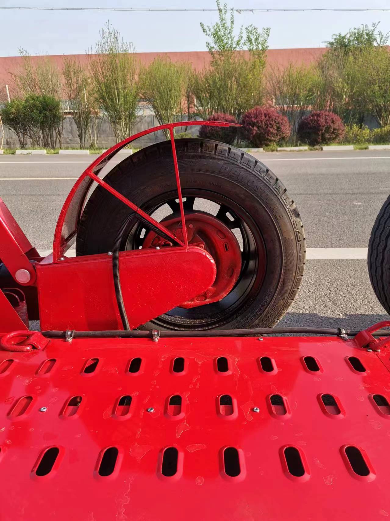 Hydraulisch höhenverstellbarer Tiefbettanhänger