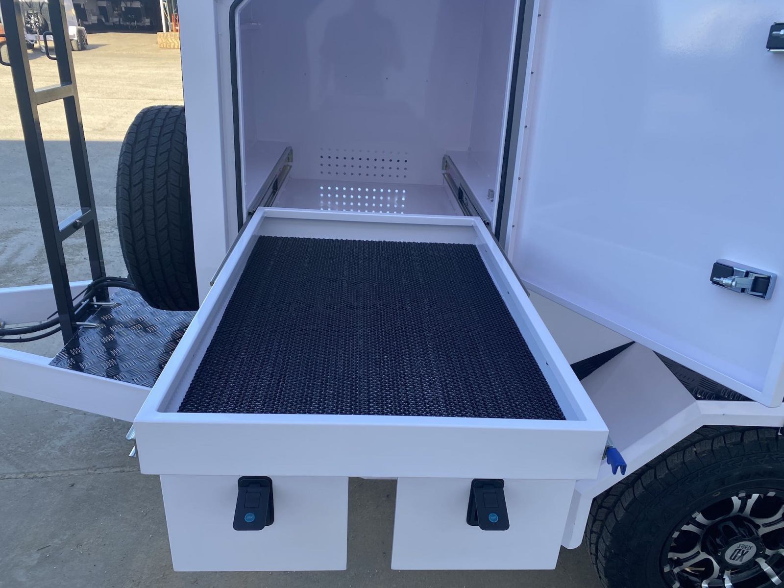 Einachsiger großer Tradie-Anhänger