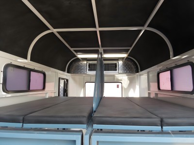 Deluxe-Pferdeanhänger Typ 2 mit gerader Ladung Deluxe-Pferdeanhänger Typ 2 mit gerader Ladung