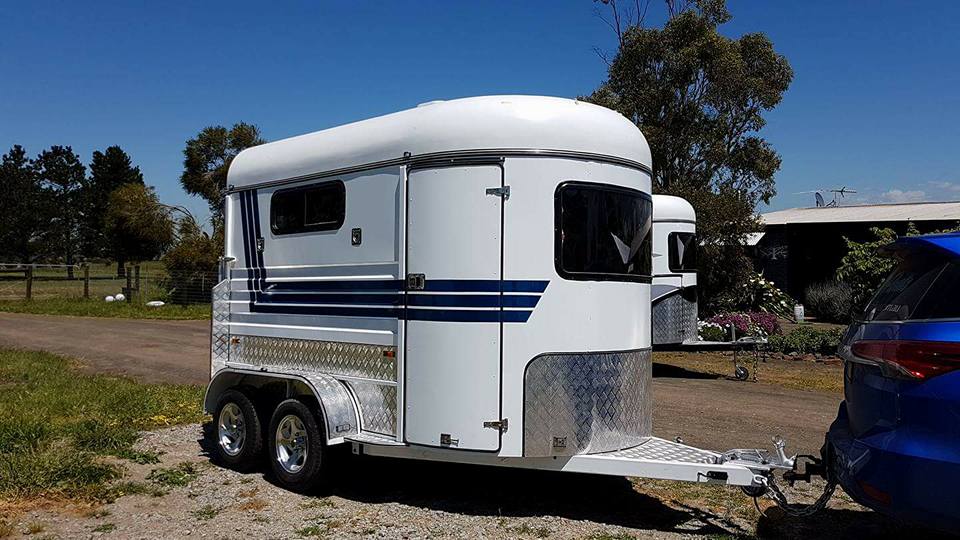 Standard-Typ-2-Pferde-Winkellast-Pferdeanhänger Standard-Typ-2-Pferde-Winkellast-Pferdeanhänger