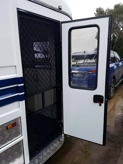 Standard-Typ-2-Pferde-Winkellast-Pferdeanhänger Standard-Typ-2-Pferde-Winkellast-Pferdeanhänger