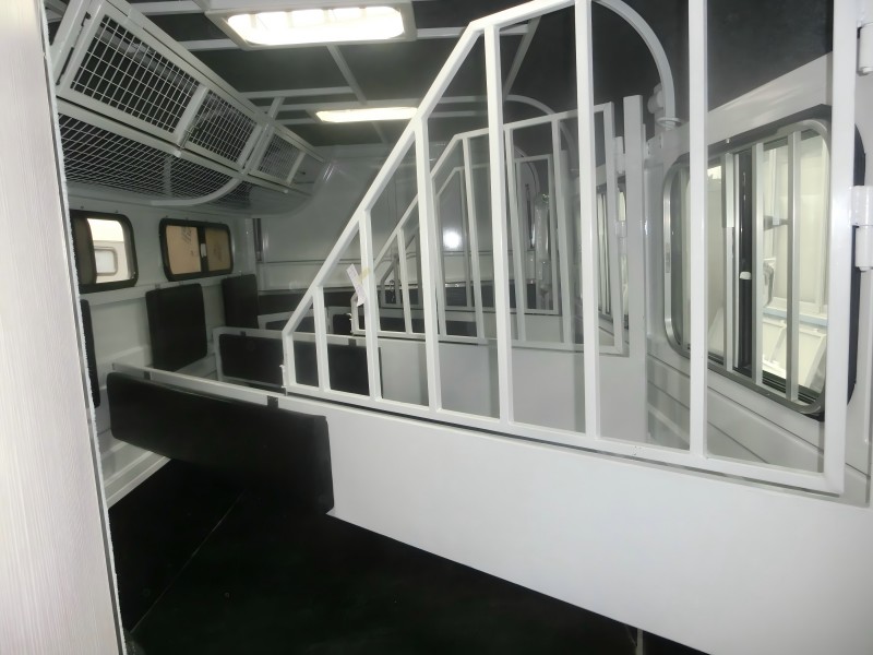 Maßgeschneiderter Pferdeanhänger mit quadratischer Front