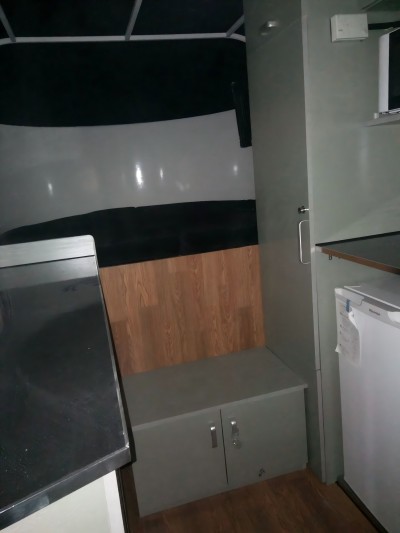 Maßgeschneiderter Pferdeanhänger mit quadratischer Front