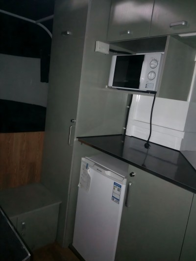 Maßgeschneiderter Pferdeanhänger mit quadratischer Front