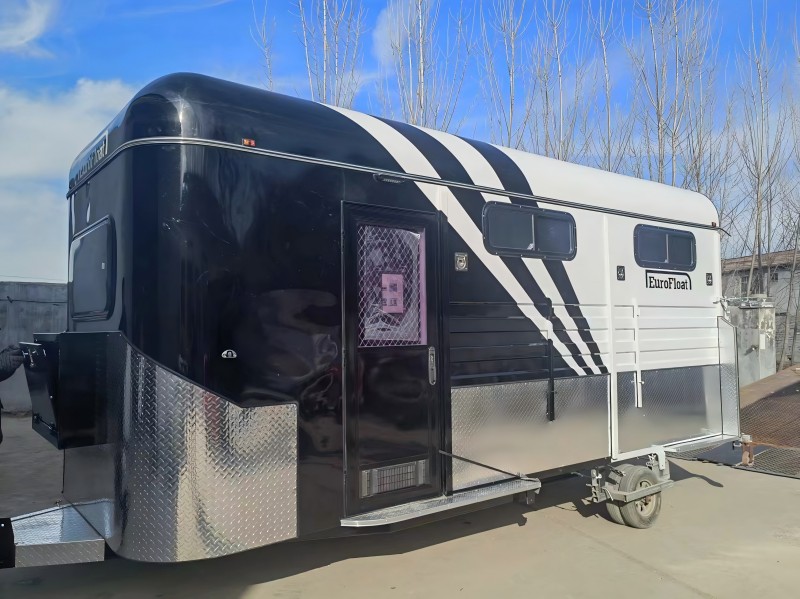 Der individuell gestaltete Pferdewagen mit quadratischem Vorderteil ist eine wirklich bemerkenswerte Transportlösung für Pferdeliebhaber. Dieser Schwimmkörper ist auf die individuellen Bedürfnisse und Wünsche seines Besitzers zugeschnitten. Das quadratische Frontdesign verleiht ihm nicht nur ein unverwechselbares Aussehen, sondern bietet auch zusätzlichen Platz und bessere Sicht. Es besteht aus hochwertigen Materialien, um Langlebigkeit und Sicherheit für die Pferde zu gewährleisten. Der Innenraum kann mit bequemer Polsterung, Belüftungssystemen und Staufächern individuell gestaltet werden. Ob für Shows, Ausritte oder Fernreisen, dieser Schwimmkörper ist eine zuverlässige und stilvolle Wahl für den Transport Ihrer wertvollen Pferdegefährten.